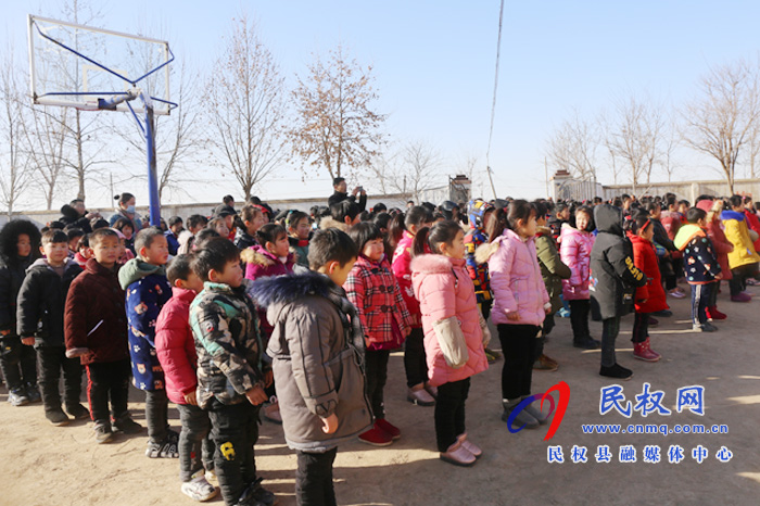 縣委常委、副縣長房季到白云寺鎮(zhèn)參加阿里巴巴公益芒果V基金“快樂開學(xué)包”捐贈儀式