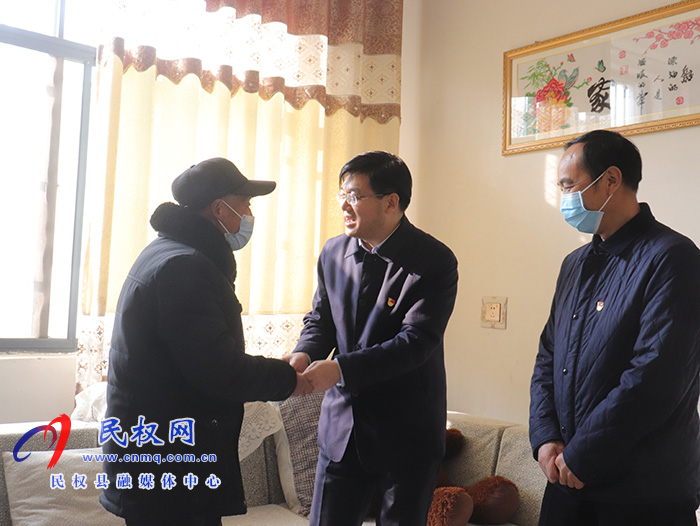 縣委副書記、縣長張團結(jié)走訪慰問老黨員和困難黨員
