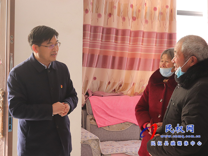 縣委副書記、縣長張團結(jié)走訪慰問老黨員和困難黨員