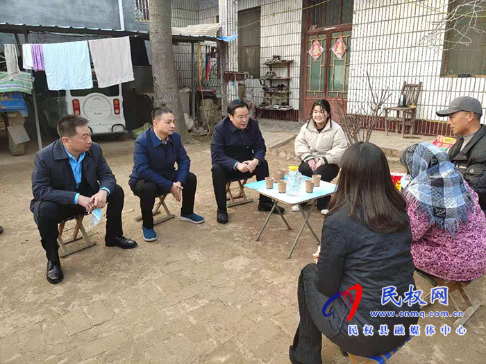 市人大常委會副主任、縣委書記姬脈?？赐繂枴按豪倥壁w雯