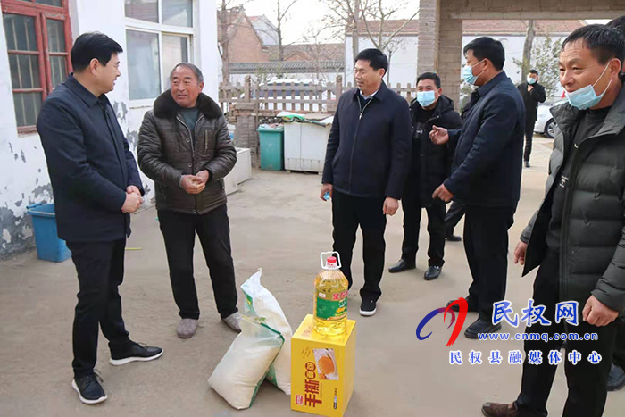 縣政府黨組成員、縣政府辦公室主任薛坤一行到聯(lián)系村走訪慰問(wèn)貧困戶