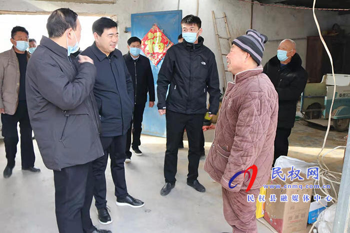 縣政府黨組成員、縣政府辦公室主任薛坤一行到聯(lián)系村走訪慰問(wèn)貧困戶