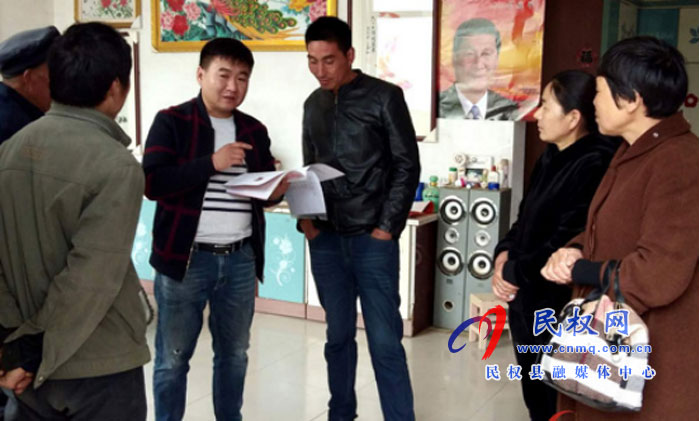 民權(quán)縣衛(wèi)健委駐龍?zhí)伶?zhèn)喬口村第一書(shū)記李勇向群眾講解健康扶貧政策