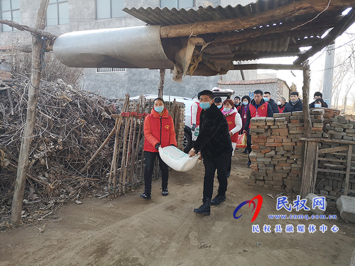 民權(quán)縣志愿者協(xié)會(huì)開展送溫暖獻(xiàn)愛心活動(dòng) 民權(quán)縣志愿者協(xié)會(huì)開展送溫暖獻(xiàn)愛心活動(dòng)