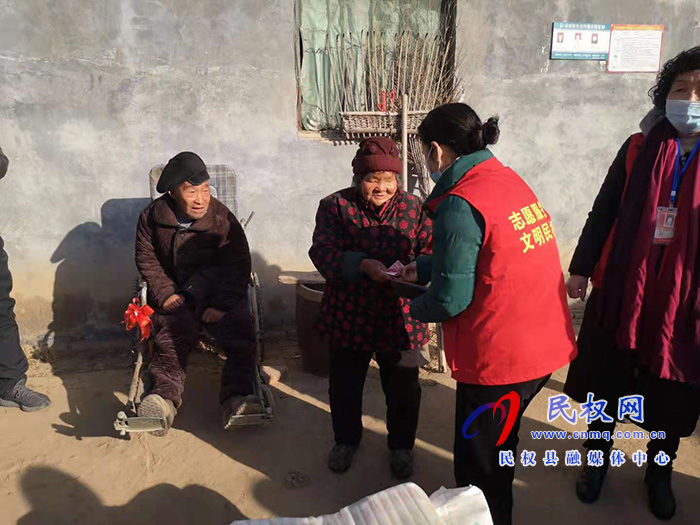 民權(quán)縣志愿者協(xié)會(huì)開展送溫暖獻(xiàn)愛心活動(dòng) 民權(quán)縣志愿者協(xié)會(huì)開展送溫暖獻(xiàn)愛心活動(dòng)