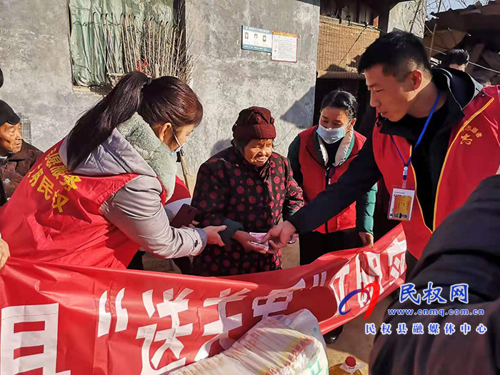 民權(quán)縣志愿者協(xié)會(huì)開展送溫暖獻(xiàn)愛心活動(dòng) 民權(quán)縣志愿者協(xié)會(huì)開展送溫暖獻(xiàn)愛心活動(dòng)