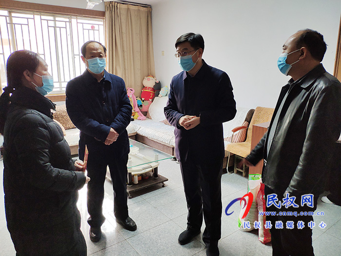 縣委副書記、縣長張團(tuán)結(jié)春節(jié)前夕慰問軍轉(zhuǎn)干部和困難群眾