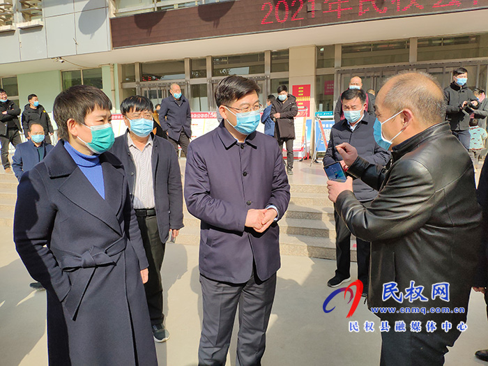 縣委副書記、縣長張團(tuán)結(jié)檢查征兵體檢工作