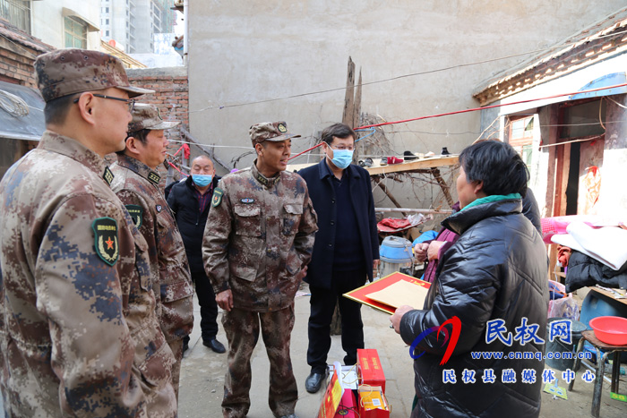 商丘軍分區(qū)領(lǐng)導(dǎo)開展走訪慰問軍屬活動(dòng) 商丘軍分區(qū)領(lǐng)導(dǎo)開展走訪慰問軍屬活動(dòng)