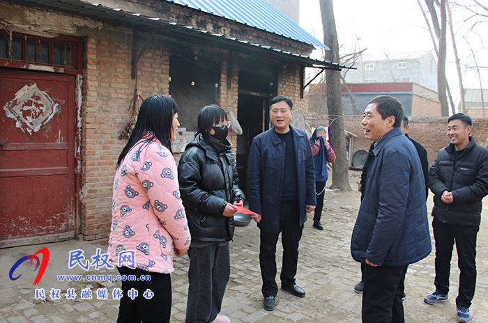 縣委常委、組織部長(zhǎng)何玉明到褚廟鄉(xiāng)慰問(wèn)老黨員