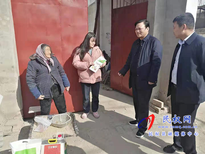 商丘市應(yīng)急管理局黨組書記、局長(zhǎng)李中須到雙塔鎮(zhèn)春節(jié)前慰問貧困戶