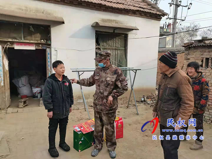 商丘市軍分區(qū)動員處長馬濤到雙塔鎮(zhèn)開展慰問軍屬活動 商丘市軍分區(qū)動員處長馬濤到雙塔鎮(zhèn)開展慰問軍屬活動