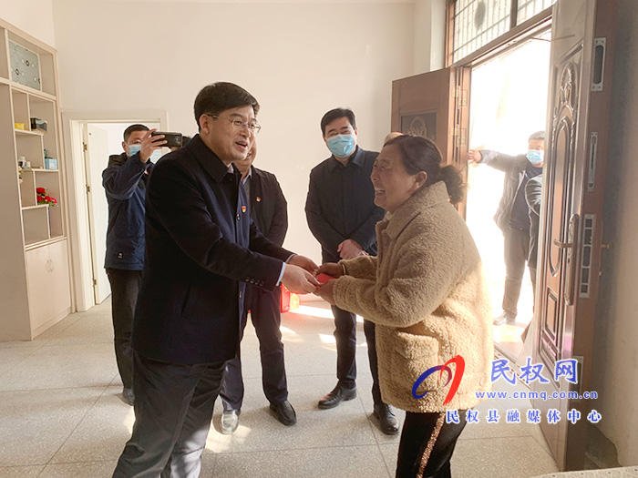縣委副書記、縣長(zhǎng)張團(tuán)結(jié)節(jié)前慰問(wèn)貧困群眾