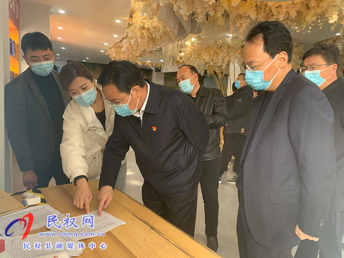 市人大常委會副主任、縣委書記姬脈常查看節(jié)前安全生產(chǎn)和市場供應(yīng)情況