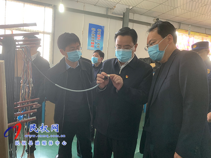 市人大常委會副主任、縣委書記姬脈常查看節(jié)前安全生產(chǎn)和市場供應(yīng)情況