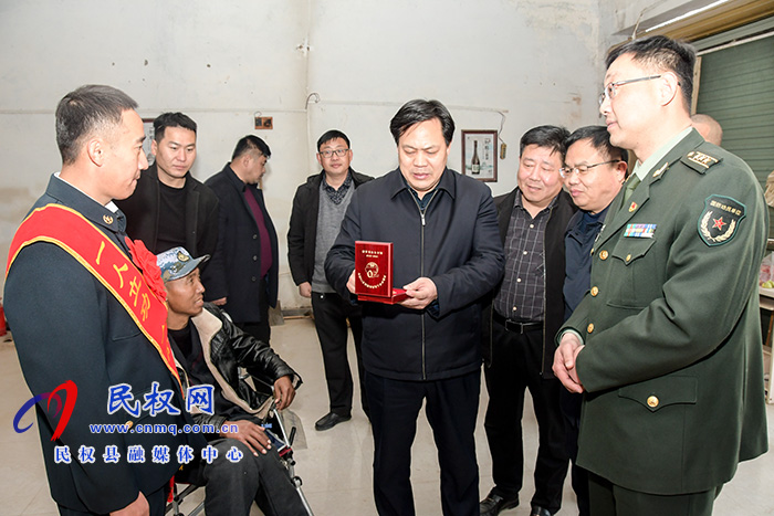 縣委常委、政法委書記、副縣長孟祥亮走訪慰問立功受獎(jiǎng)軍人家屬