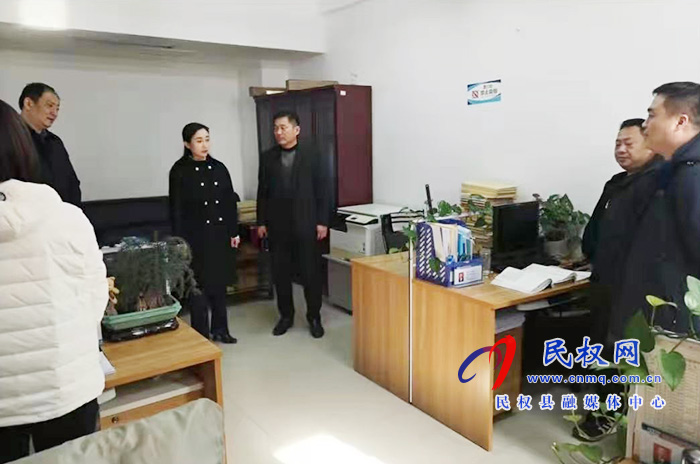 副縣長(zhǎng)朱琳到縣醫(yī)保局開展節(jié)前慰問(wèn)活動(dòng) 副縣長(zhǎng)朱琳到縣醫(yī)保局開展節(jié)前慰問(wèn)活動(dòng)