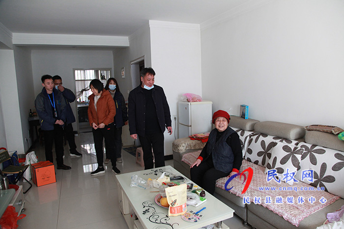 民權(quán)縣新源熱力公司總經(jīng)理慕宇翔慰問(wèn)孤寡老人 民權(quán)縣新源熱力公司總經(jīng)理慕宇翔慰問(wèn)孤寡老人
