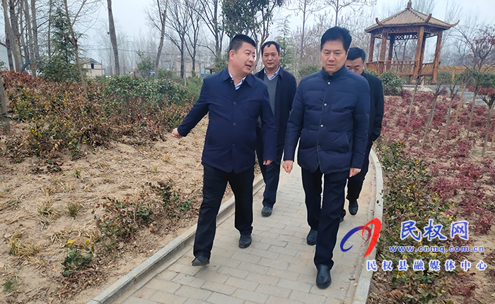 市自然資源和規(guī)劃局黨組成員、副局長張永健到我縣雙塔鎮(zhèn)調(diào)研國土綠化工作