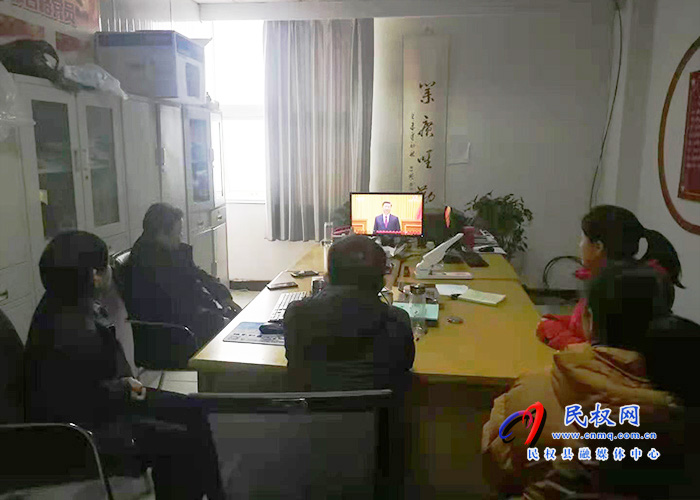 我縣各鄉(xiāng)鎮(zhèn)（街道辦）、縣直各單位組織收聽收看全國脫貧攻堅(jiān)總結(jié)表彰大會