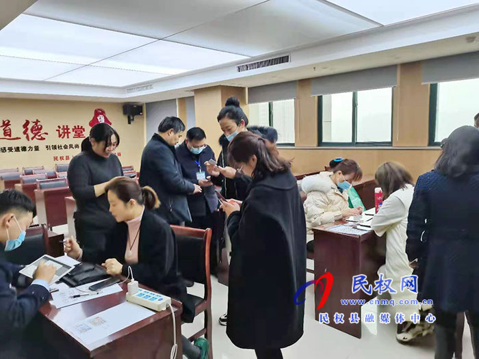 縣人社局干部職工集中激活社會保障卡金融賬戶