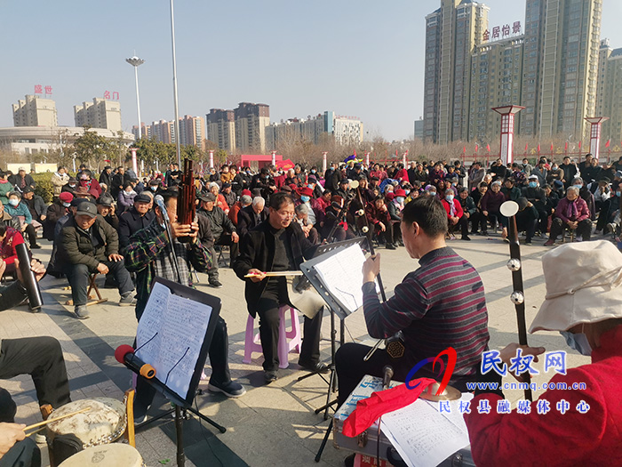 縣文聯(lián)、縣戲劇家協(xié)會(huì)開展“送文藝節(jié)目”文明實(shí)踐主題活動(dòng)