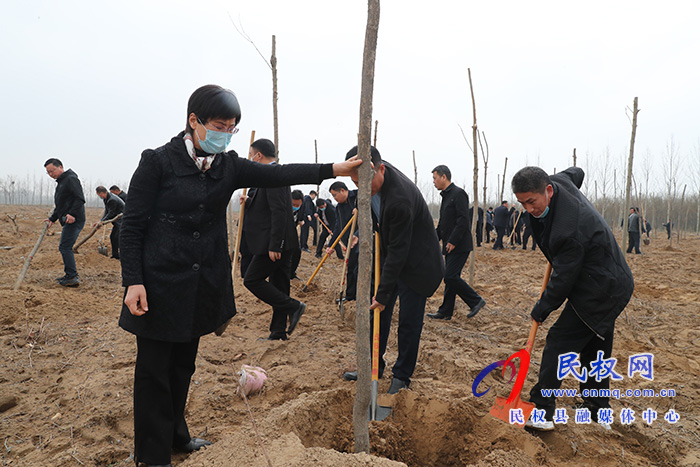 市縣領(lǐng)導(dǎo)參加春季義務(wù)植樹勞動(dòng) 市縣領(lǐng)導(dǎo)參加春季義務(wù)植樹勞動(dòng)