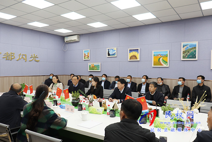 副縣長朱琳帶隊(duì)赴鄭州市部分中小學(xué)校參觀學(xué)習(xí)