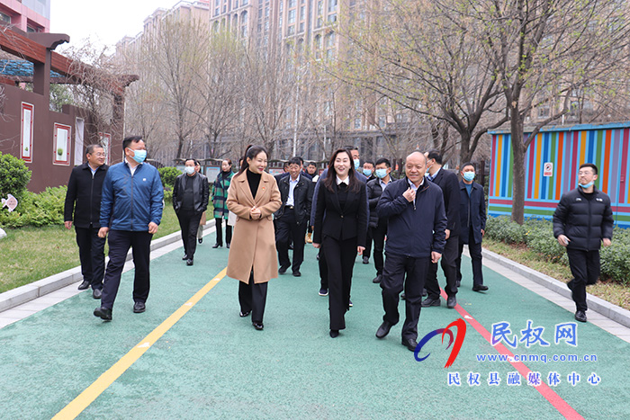 副縣長朱琳帶隊(duì)赴鄭州市部分中小學(xué)校參觀學(xué)習(xí)