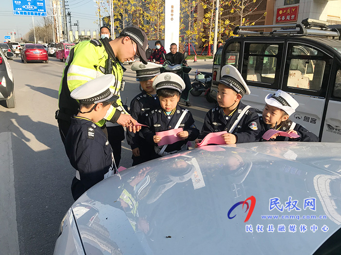 民東新區(qū)實(shí)驗(yàn)幼兒園開(kāi)展“交通安全從娃娃抓起”系列主題教育活動(dòng) 民東新區(qū)實(shí)驗(yàn)幼兒園開(kāi)展“交通安全從娃娃抓起”系列主題教育活動(dòng)