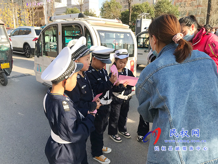 民東新區(qū)實(shí)驗(yàn)幼兒園開(kāi)展“交通安全從娃娃抓起”系列主題教育活動(dòng) 民東新區(qū)實(shí)驗(yàn)幼兒園開(kāi)展“交通安全從娃娃抓起”系列主題教育活動(dòng)
