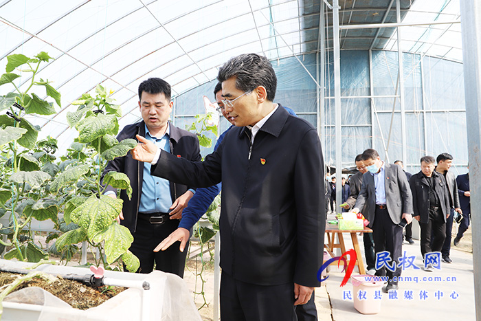 副省長(zhǎng)、市委書記王戰(zhàn)營(yíng)到我縣雙塔鎮(zhèn)秣坡村開(kāi)展“三五”基層工作日活動(dòng)