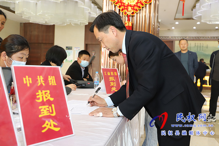 兩會進(jìn)行時：縣政協(xié)委員陸續(xù)報到