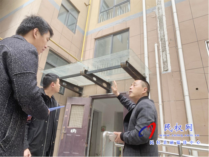 民權(quán)縣12345：群眾反映單元門頭玻璃有裂紋，12345現(xiàn)場(chǎng)督辦