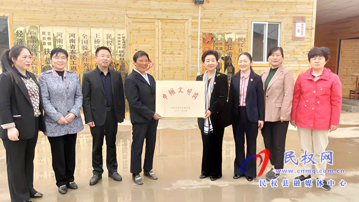 市婦聯(lián)黨組書記主席劉春霞到民調(diào)研“傳承紅色基因 爭當(dāng)為民先鋒”工作 市婦聯(lián)黨組書記主席劉春霞到民調(diào)研“傳承紅色基因 爭當(dāng)為民先鋒”工作