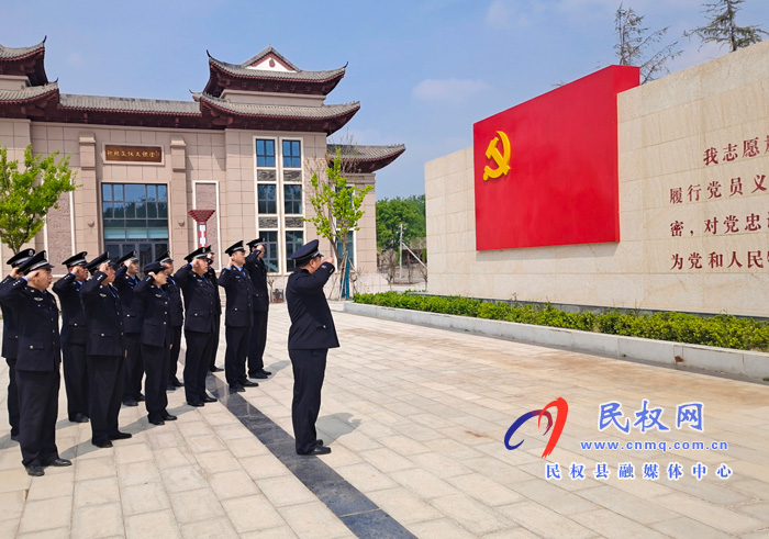鄭州鐵路公安處民權(quán)北站派出所、民權(quán)站派出所赴雙塔鎮(zhèn)秣坡村紅色基地開展黨史學(xué)習(xí)教育