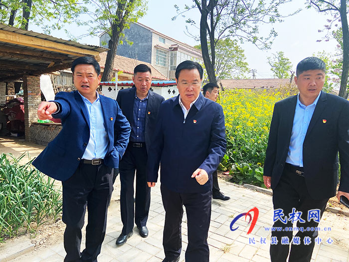 市人大常委會(huì)副主任、縣委書(shū)記姬脈常到白云寺鎮(zhèn)柏木崗村開(kāi)展“三·五” 基層工作日活動(dòng)