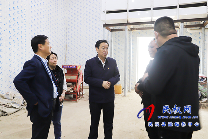 市人大常委會(huì)副主任、縣委書(shū)記姬脈常到白云寺鎮(zhèn)柏木崗村開(kāi)展“三·五” 基層工作日活動(dòng)