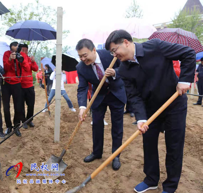 參加第十二屆國(guó)際葡萄與葡萄酒學(xué)術(shù)研討會(huì)暨黃河故道葡萄酒產(chǎn)區(qū)高質(zhì)量發(fā)展論壇與會(huì)人員為葡萄紀(jì)念園揭牌 參加第十二屆國(guó)際葡萄與葡萄酒學(xué)術(shù)研討會(huì)暨黃河故道葡萄酒產(chǎn)區(qū)高質(zhì)量發(fā)展論壇與會(huì)人員為葡萄紀(jì)念園揭牌