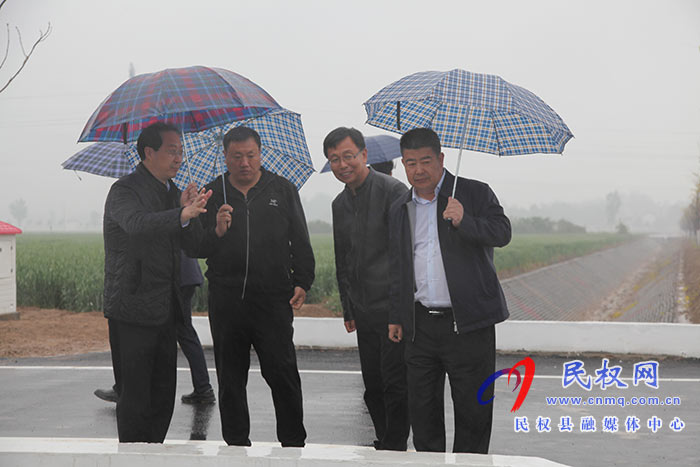 省農(nóng)業(yè)農(nóng)村廳黨組成員、副廳長謝長偉到我縣調(diào)研高標(biāo)準(zhǔn)農(nóng)田建設(shè)情況