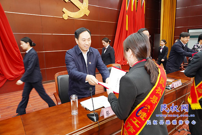 民權(quán)縣慶?！拔逡弧眹H勞動(dòng)節(jié)暨表彰勞動(dòng)模范和先進(jìn)工作者大會(huì)召開