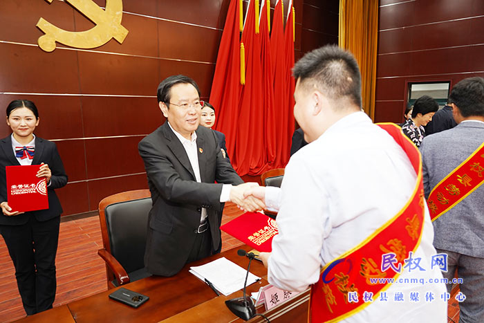 民權(quán)縣慶祝“五一”國際勞動(dòng)節(jié)暨表彰勞動(dòng)模范和先進(jìn)工作者大會(huì)召開