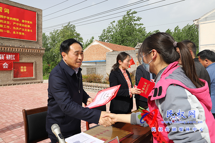 市共青團(tuán)學(xué)習(xí)教育青春尋訪民權(quán)行“商丘市青少年愛國主義教育基地”揭牌儀式暨民權(quán)五四青年節(jié)表彰大會在民舉行