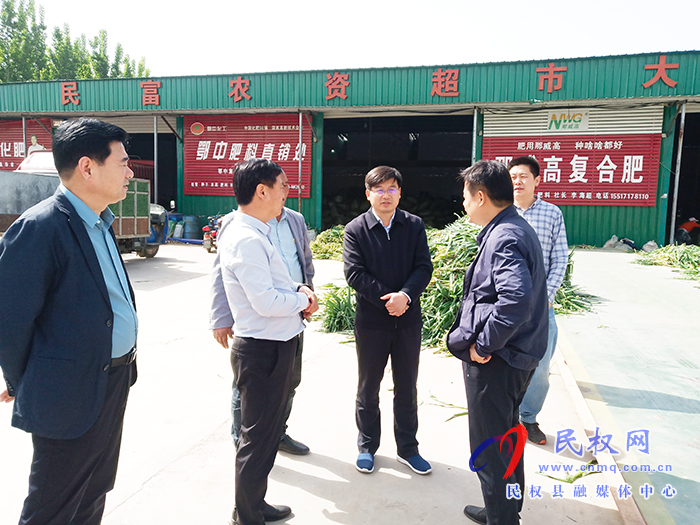 縣委副書記、縣長張團結(jié)到白云寺鎮(zhèn)調(diào)研香蔥烘干加工設(shè)備運行情況