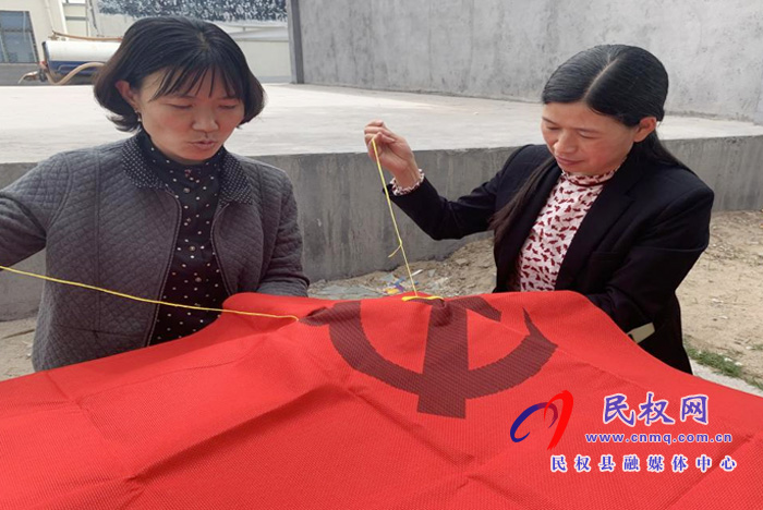縣婦聯(lián)組織基層?jì)D女群眾開展 “學(xué)黨史、繡黨旗 感黨恩”活動(dòng)