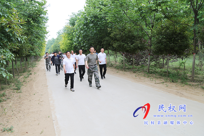 縣人武部、退役軍人事務管理局聯(lián)合開展“百年黨史路，啟航新征程”健步走暨“我為群眾辦實事”志愿者服務活動