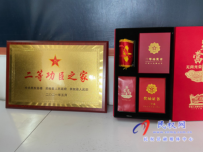 縣人武部政委潘俊琦走訪慰問(wèn)榮獲二等功現(xiàn)役軍人屠艷鋒家屬
