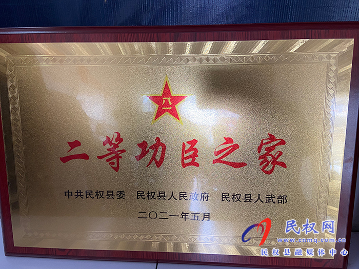 縣人武部政委潘俊琦走訪慰問(wèn)榮獲二等功現(xiàn)役軍人屠艷鋒家屬