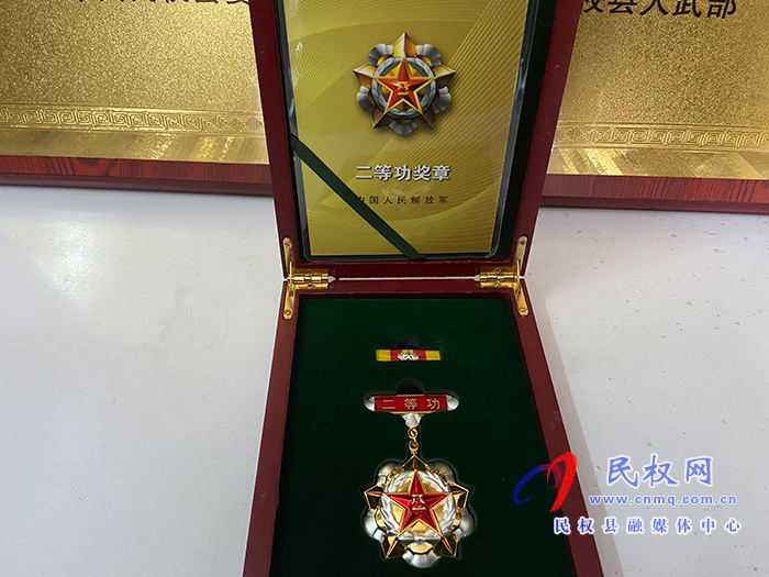縣人武部政委潘俊琦走訪慰問(wèn)榮獲二等功現(xiàn)役軍人屠艷鋒家屬