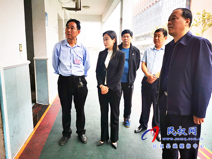 副縣長朱琳察看全縣九年級第二次模擬考試